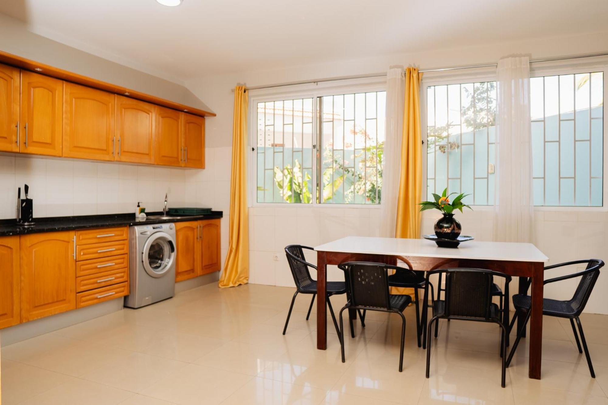 Praia Guest House Ngoại thất bức ảnh